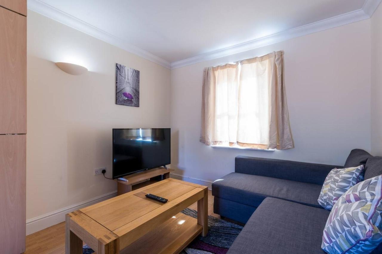 Godwin Court Apartments Swindon Luaran gambar