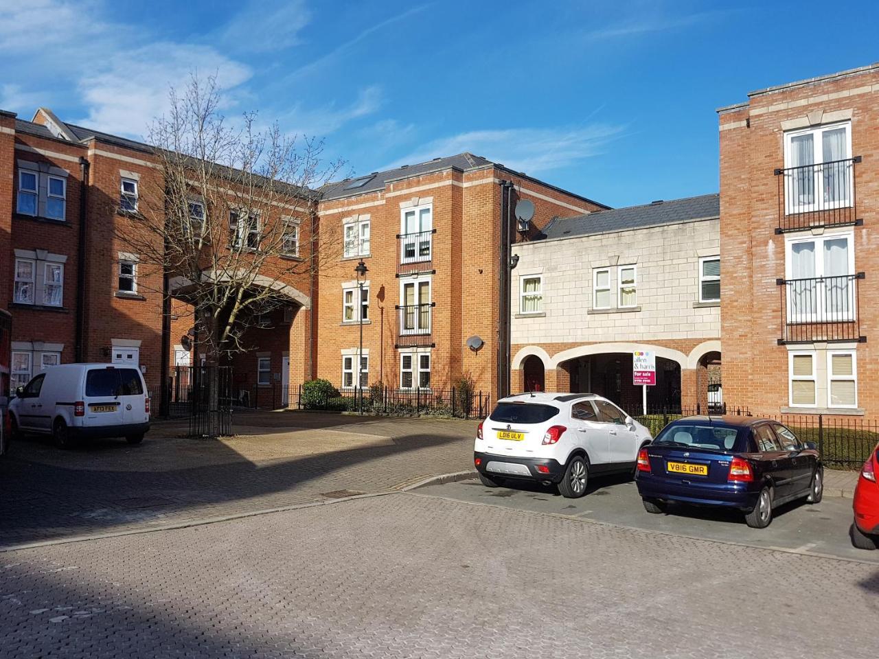 Godwin Court Apartments Swindon Luaran gambar
